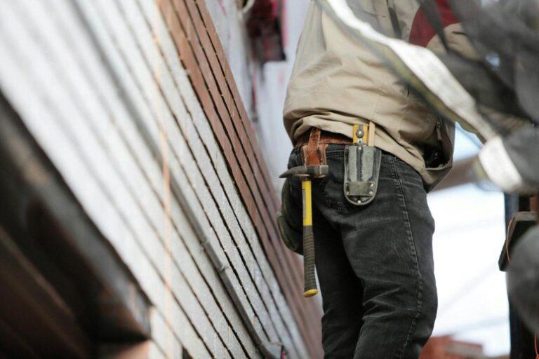 Foi dispensado sem receber tudo na obra? Veja como garantir seus direitos trabalhistas